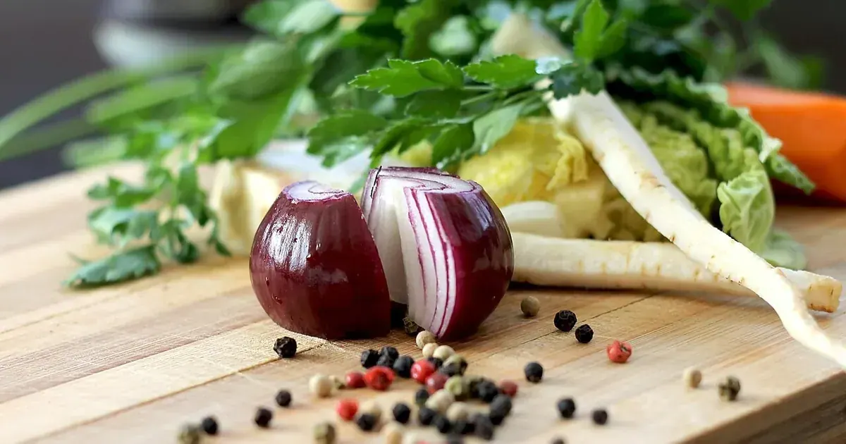 پیاز نیم‌شده روی تختهٔ آشپزخانه